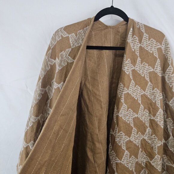 Vintage-Style Beige & White Geometric Knit Shawl Wrap - Picture 4 of 9